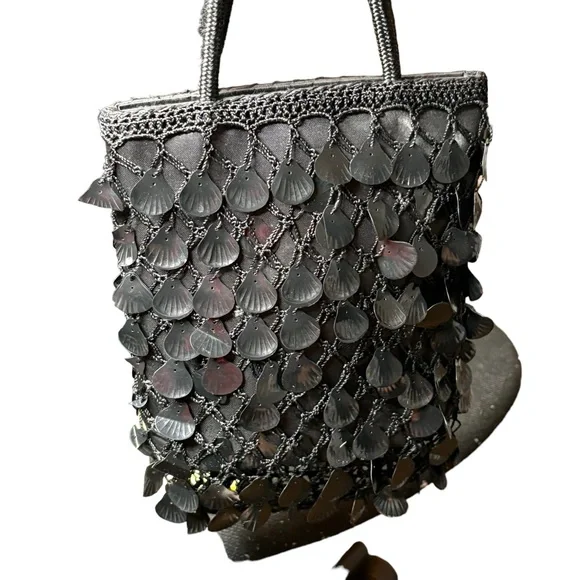 Small crochet/satin bag with hanging plastic shells. In excellent condition - Picture 3 of 5